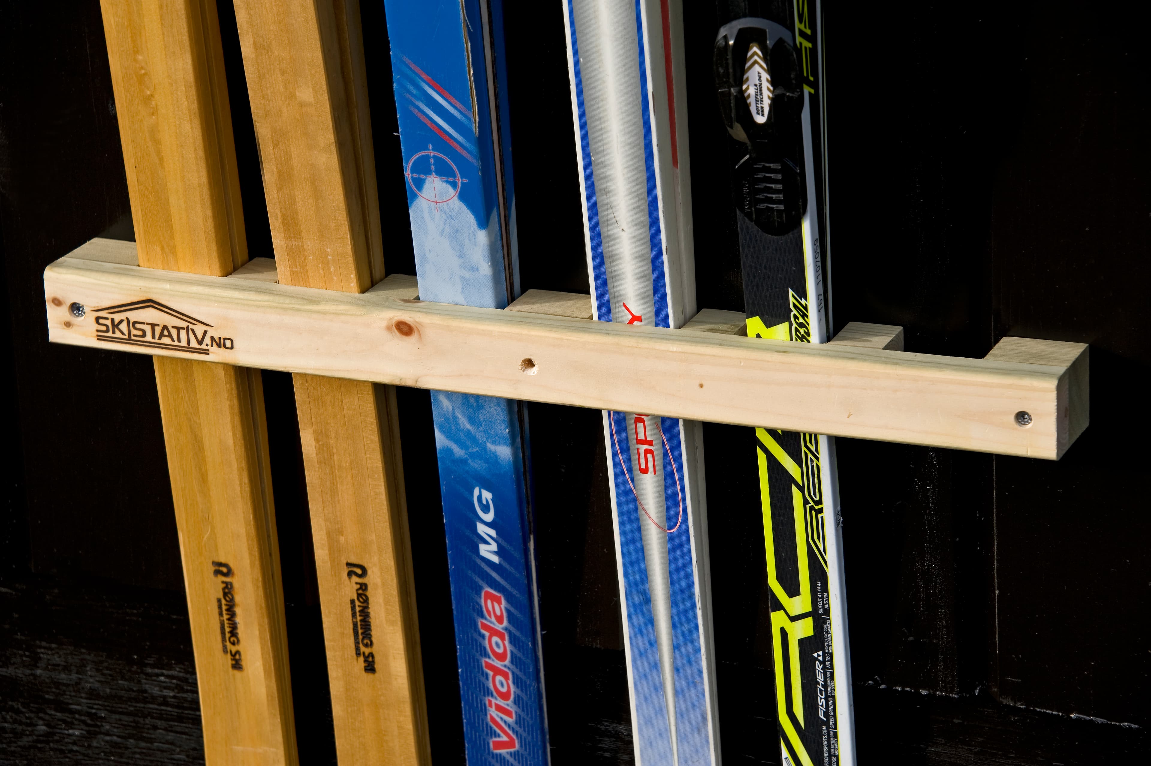 XC6 skistativ for langrennski - stilrent skistativ i furu montert på vegg